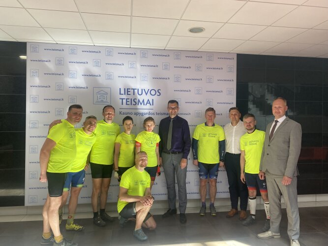 Kauno apygardos teisme trečiadienį lankėsi antrojo teisėjų dviračių žygio Camino Lituano keliu dalyviai
