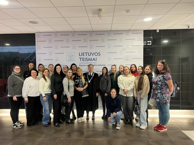 Kauno apygardos teisme lankėsi Karaliaus Mindaugo profesinio mokymo centro Biuro administratoriaus mokymo programos mokinės