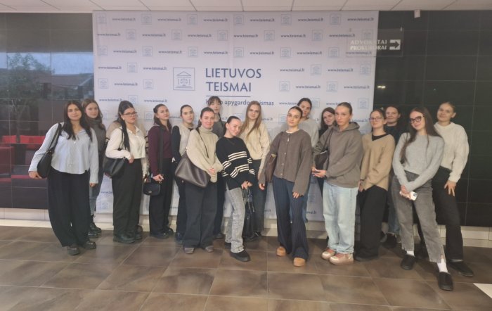 Kauno apygardos teisme apsilankė gausi Mykolo Romerio universiteto Viešojo saugumo akademijos studentų grupė